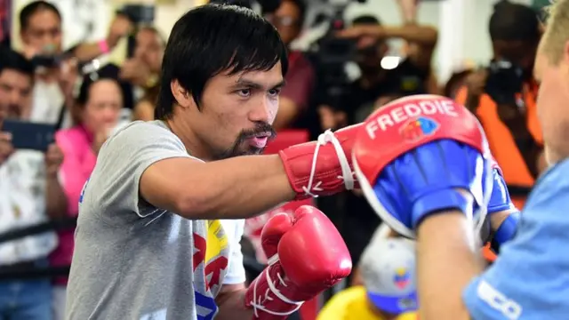 Manny Pacquiao spars with Freddie Roach