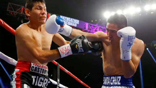 Leo Santa Cruz lands a straight left