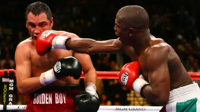 Floyd Mayweather Jr connects with a left jab against Oscar De La Hoya