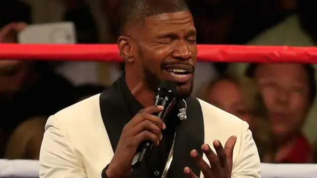 Jamie Foxx sings the US national anthem