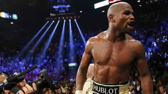 Floyd Mayweather Jr celebrates