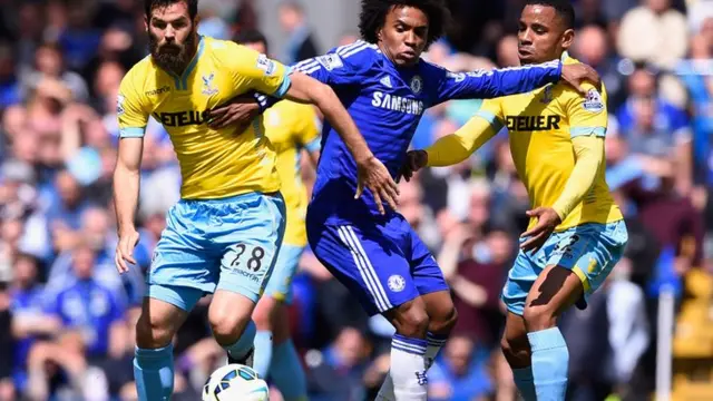 Joe Ledley gets away from Willian