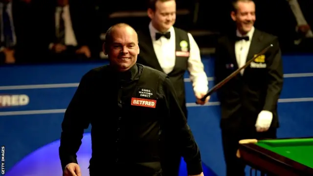 Stuart Bingham leaves the arena for a mid-frame toilet break