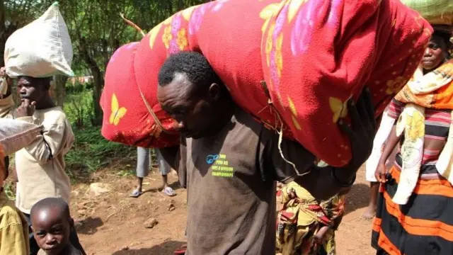 Burundian refugees arrive in Gashora in Rwanda on 3 April 2015