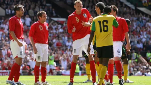 Peter Crouch (centre)