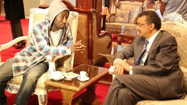 An Ethiopian freed in Libya meets Ethiopia's foreign minister in Addis Ababa on 8 May 2015