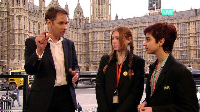 鶹ҳ reporter Ross Hawkins with children