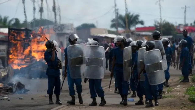 Police in Bujumbura (7 May 2015)