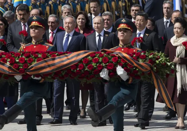 Putin and other leaders laying wreath