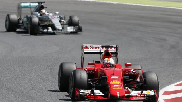 Lewis Hamilton chases Sebastian Vettel