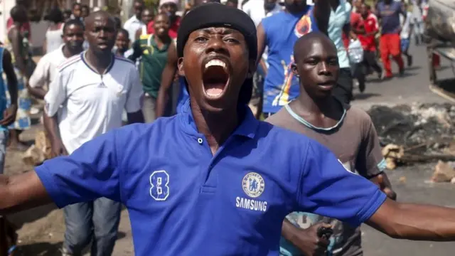 People celebrate in a street in Bujumbura, Burundi, 13 May 2015