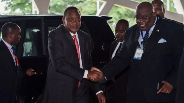 Uhuru Kenyatta (C) in Tanzania on 13 May 2015