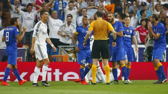 Jonas Eriksson awards Real Madrid the penalty