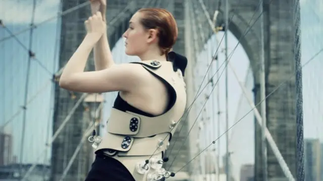 Dancer Hollie Miller playing Human Harp on Brooklyn Bridge