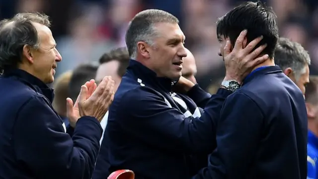 Nigel Pearson (centre)