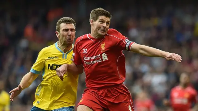 Steven Gerrard (right)