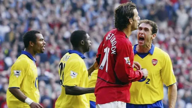 Martin Keown confronts Ruud van Nistlerooy