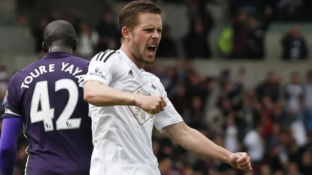 Gylfi Sigurdsson celebrates