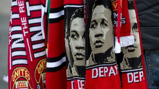 Memphis Depay scarves