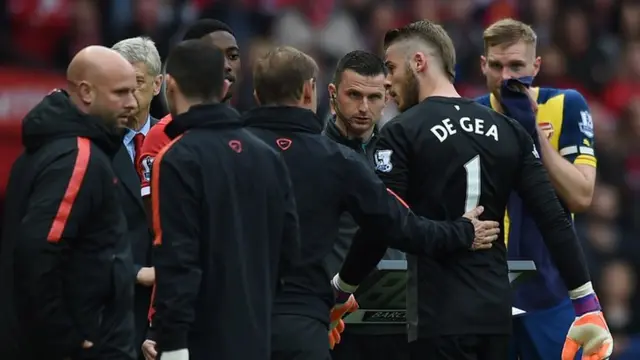 David De Gea picks up an injury