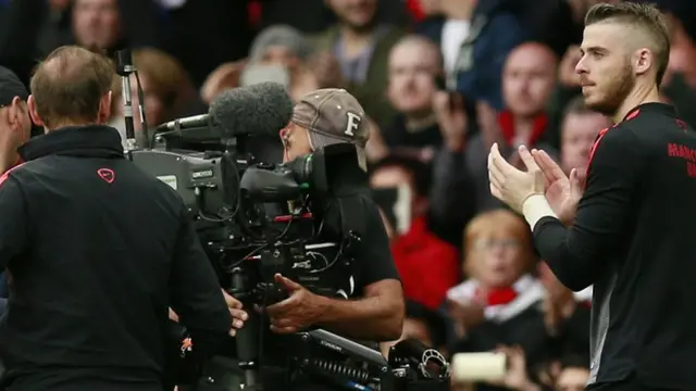 David De Gea applauds the Manchester United fans