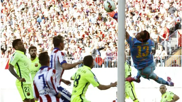 Claudio Bravo makes a save for Barcelona