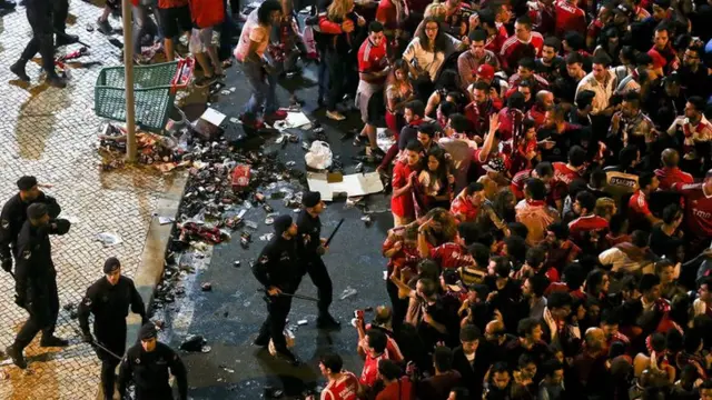 Police confront Benfica fans