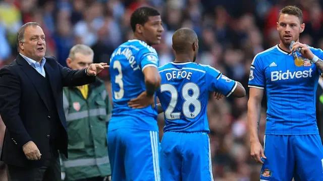 Jermaine Defoe receives advice from Dick Advocaat