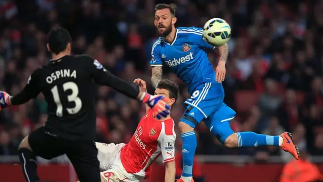 Steven Fletcher sees his shot saved by David Ospina