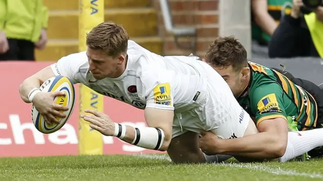 David Strettle scores a try