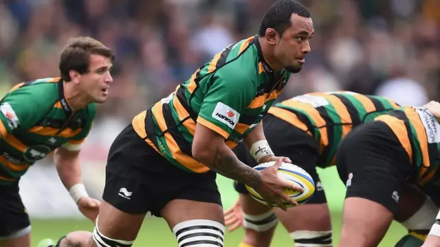 Samu Manoa makes a run off the scrum