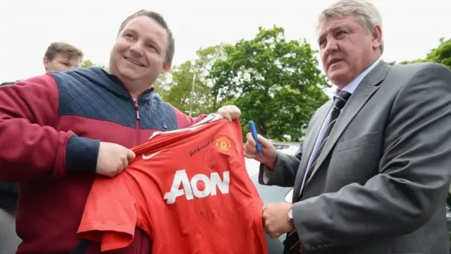 Steve Bruce with a United fan pre-game