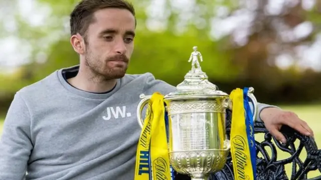 Inverness Caledonian Thistle midfielder Nick Ross with the Scottish Cup