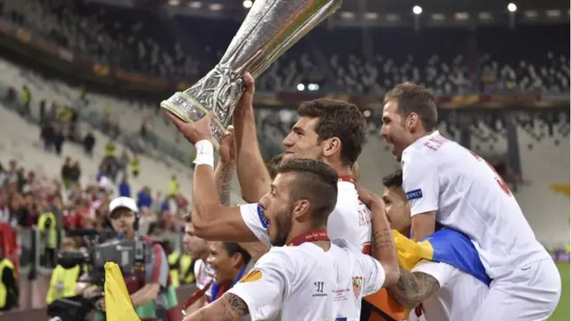 Sevilla lift the Europa league in 2014