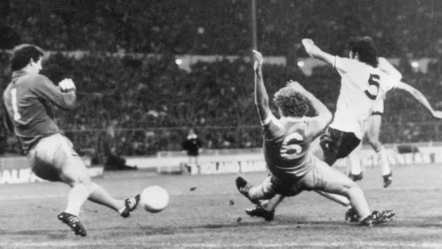 Ricky Villa scores in the 1981 FA Cup final