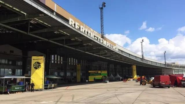 Berlin Tempelhof station waiting for Borussia Dortmund fans