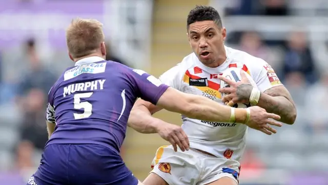 Aaron Murphy tackles Willie Tonga