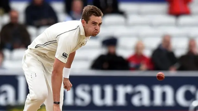 Tim Southee bowls