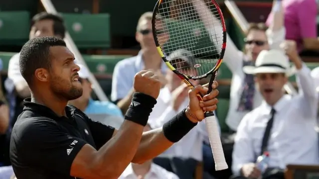 Tsonga celebrates