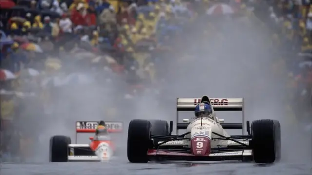 ayrton senna chasing derek warwick 1989