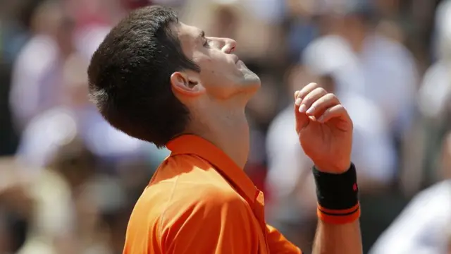 Novak Djokovic wins the first set