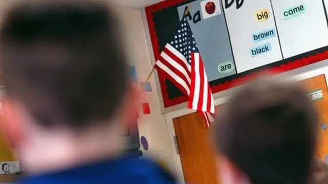 Students pledging allegiance to the US flag