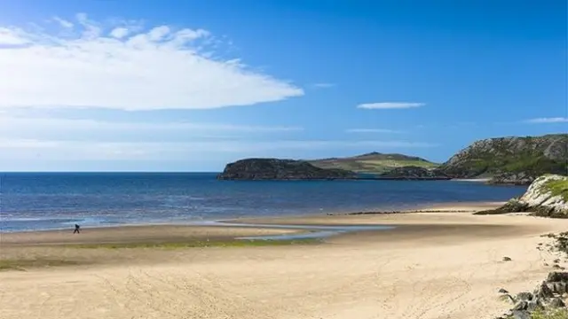 Remote sandy beach on the west coast of Scotland (archive)