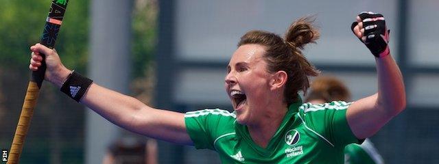 Nikki Evans scored a hat-trick in Ireland's 4-1 win against South Africa