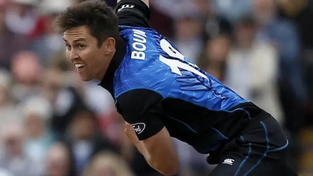 Trent Boult bowls