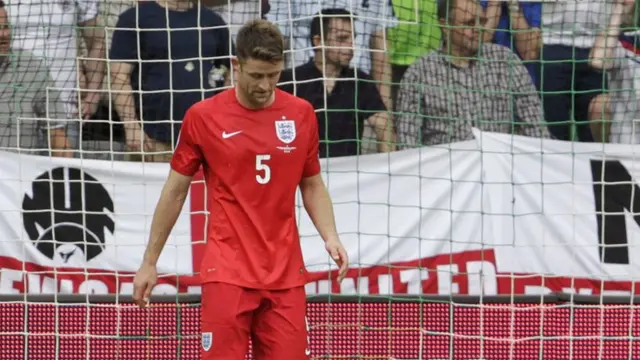 Gary Cahill look dejected