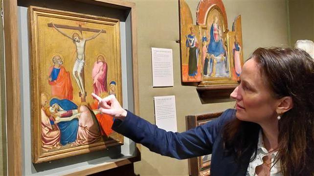 Prof Jennifer Sliwka pointing out at a painting in the museum's Early Italian Art gallery