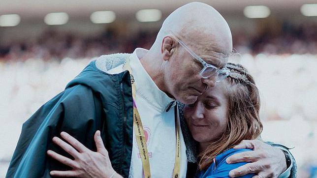John Mitchell hugs Pauline Bourdon Sansus