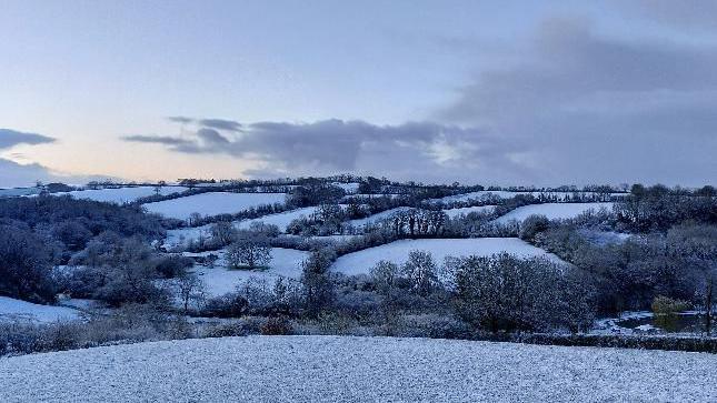 Snow in Devon leads to 'extreme care' warning for drivers - BBC News