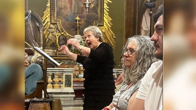 Gwawr Owen yn arwain y côr yn Rhufain